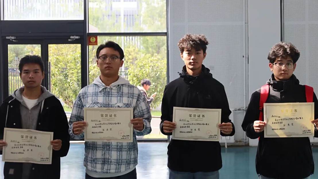 一群人站在桌子边 AI 生成的内容可能不正确。